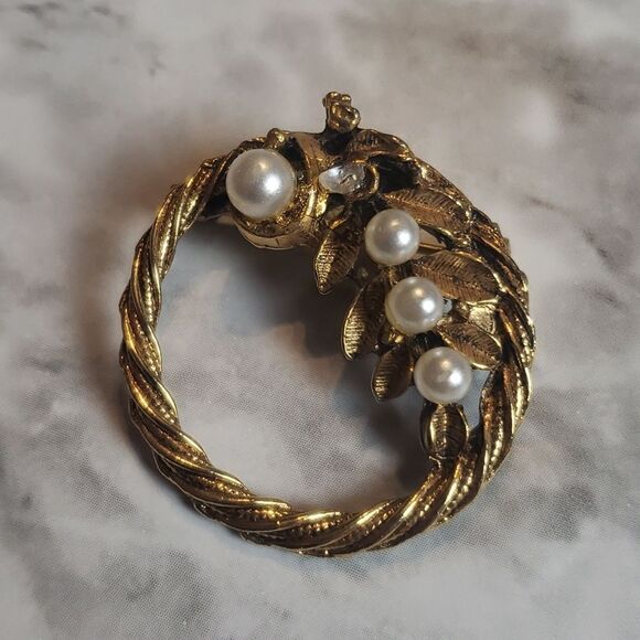 Vintage Golden Wreath Brooche - Picture 1 of 3